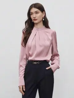 極美品ダスティピンクモックネックデザインサテンブラウス