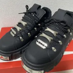 厚底ブラックスニーカー メタルパーツ付き
