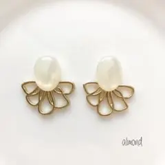 ホワイト×ゴールドチャーム樹脂ピアス・ピアス・イヤリング