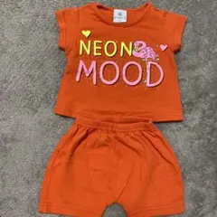 オレンジのネオンモードTシャツとショートパンツセット