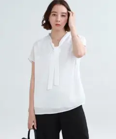 【INDIVI】洗えるシアーサテンストライプボウタイブラウス　白　半袖　36