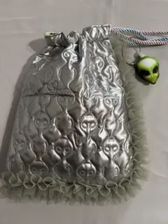 ハンドメイド　エイリアン柄キルティング巾着バック　シルバー