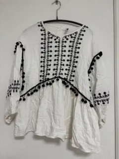 美品　ZARA ポンポン　刺繍　トップス　Mサイズ　trf