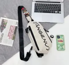 白のボディバッグ