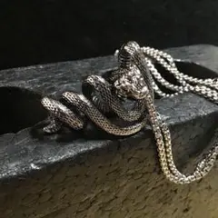 蛇 ネックレス・合金素材 シルバーカラー