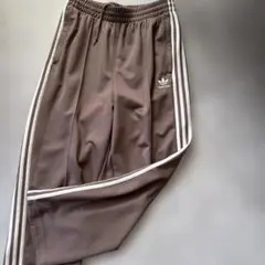 アディダス　トラックパンツ