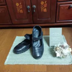 ブラックのストラップシューズ。