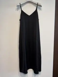 GU 黒キャミワンピース Vネック ボタン付き