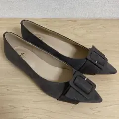 Fin ポインテッドバックルパンプス【低反発スポンジ入り】