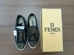 未使用　FENDI ロゴプリント スニーカー 37　レディース靴