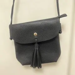 タッセル付き黒ショルダーバッグ