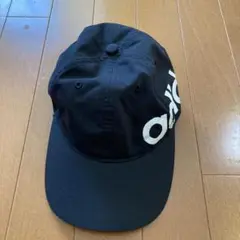 adidas 黒 ロゴ入りキャップ