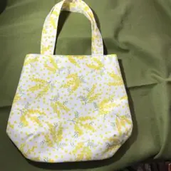 ハンドメイド　ミモザ花柄ふっくらトートバッグ（マチ無し）裏地・ポケット１つ