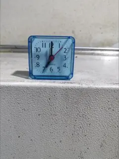 青い正方形の置き時計