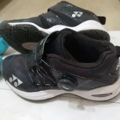 テニスシューズ２足YONEXダイヤル式23㎝とmizunoカーペット用22、5㎝