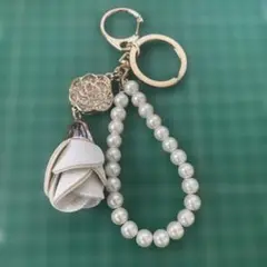 【新品未使用】キーホルダー　ストラップ　バラ　ホワイト