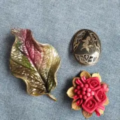 葉っぱと花のデザインのブローチ