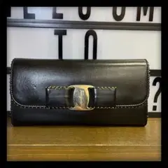良品 Salvatore Ferragamo 長財布 ブラック スタッズ ヴァラ