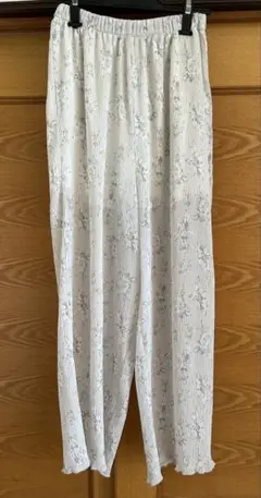 花柄ホワイトワイドパンツ