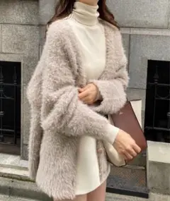 シンプルにもフェミニンにもあざと可愛い。ロングフェザーカーディガン