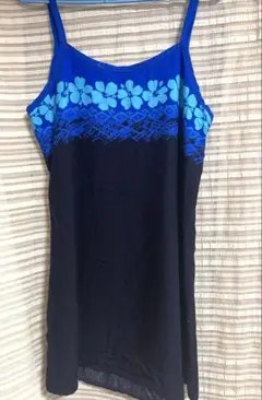青と黒の花柄ノースリーブトップス