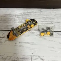 ミニスケートボード黄色と黒　道具付き　ミニチュア