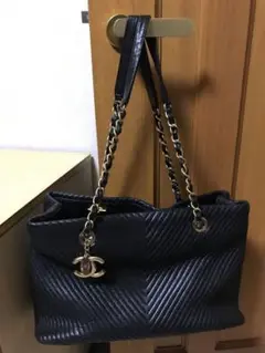 シャネル (大)チェーンV字ステッチシェブロンバック