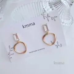 ゆれるメビウスリングが可愛いゴールド×クリアピアス