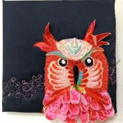 20ｘ20　赤ミミズク　カラフルなアートコラージュ　ファブリックアート