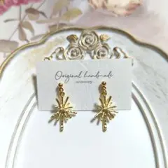 タイムセール/人気♡ハンドメイドピアス　no.285　花チャーム　マットゴールド
