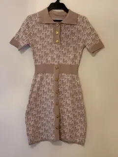 ロゴ入りベージュニットワンピース