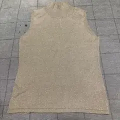 ラメ入りゴールドタートルネックノースリーブニット