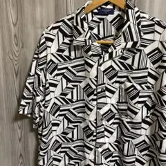 p12 BOXシルエット モノクロ幾何学模様開襟シャツ