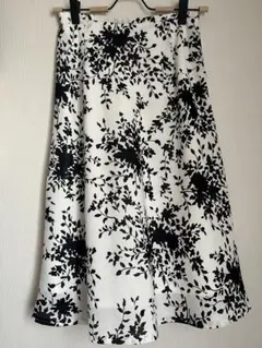 スカート　〜ミモレ丈　黒リーフ柄　白〜