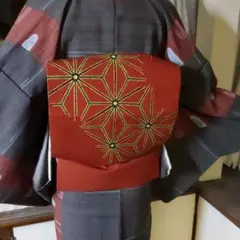 蒲色の地にインパクトのある麻の葉柄模様が小粋な名古屋帯です