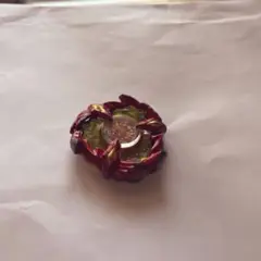 赤と黄色のプラスチック製ロゼット