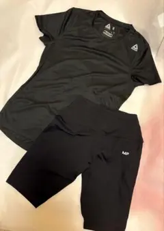 Reebok S黒TシャツとMP 黒ショートレギンスパンツxxs2点セット