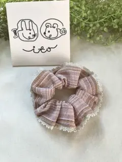 ストライプデザインのフリルシュシュ