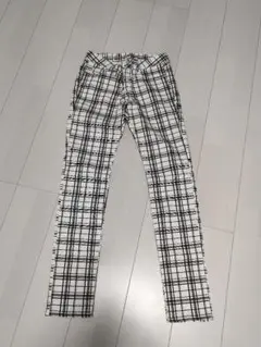 ホワイトとブラックのチェック柄パンツ