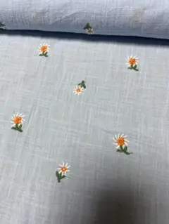 コットンリネン　スラブ織　花柄刺繍　巾140cm×0.9m サックス