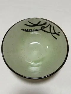 緑色の陶器茶碗