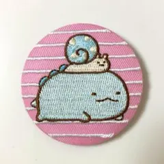 すみっコぐらし　刺繍 缶バッジ　とかげ　にせつむり