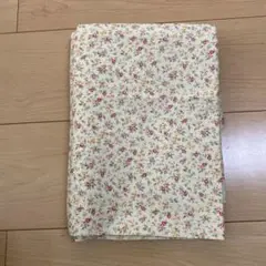 クリーム色小花柄プリント布地