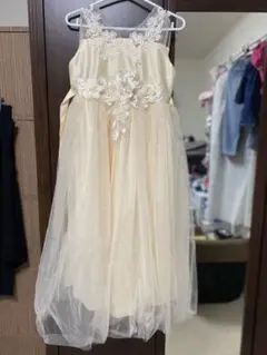 クリーム色の花刺繍ドレス