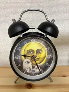 ヒグチユウコ　目覚まし時計　おつきさまをみつめるひとつめちゃん