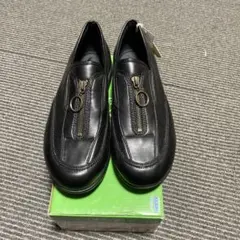 快歩主義　タグ付黒いジッパー付きスリッポンシューズ