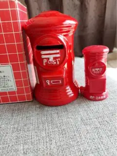 赤い郵便ポスト貯金箱と印鑑入れ