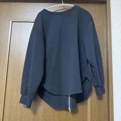 黒 後ろジッパー トレーナー