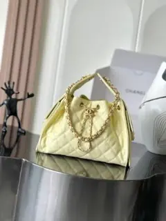 イエローナイロンショルダーバッグ