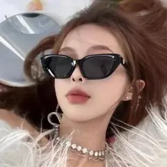 ★数量限定★UVカットサングラス　黒縁　ユニセックス　韓国　三角　キャットアイ